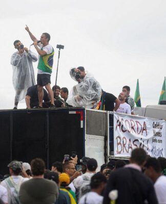 Quatro pessoas seguem internadas após serem atingidas por raio no DF