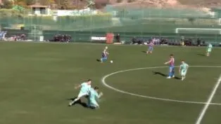 Kevin Behrens, do Lugano, agride o companheiro Georgios Koutsias durante amistoso