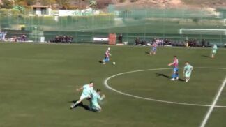 Kevin Behrens, do Lugano, agride o companheiro Georgios Koutsias durante amistoso