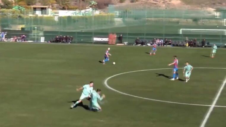 Kevin Behrens, do Lugano, agride o companheiro Georgios Koutsias durante amistoso