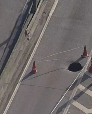 Buraco na Marginal Tietê causa congestionamento em São Paulo