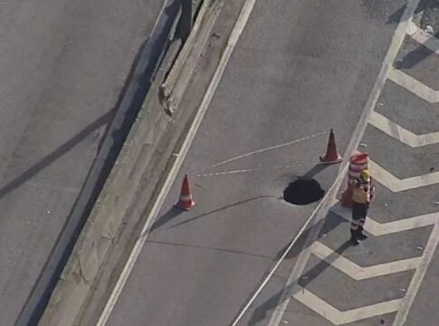 Buraco na Marginal Tietê causa congestionamento em São Paulo