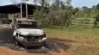 Carro queimado após confronto entre grupos dissidentes das Farc