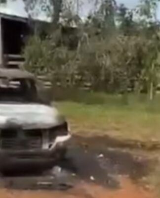 Carro queimado após confronto entre grupos dissidentes das Farc