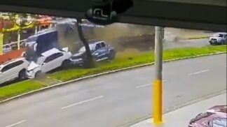 Carreta em alta velocidade atinge veículos parados em via de Chapecó