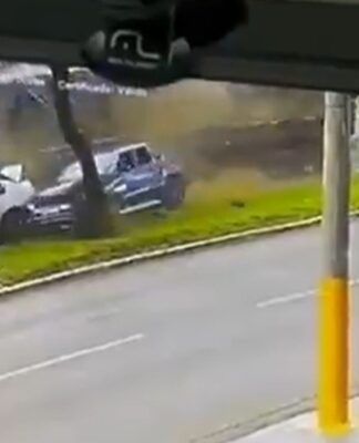 Carreta em alta velocidade atinge veículos parados em via de Chapecó