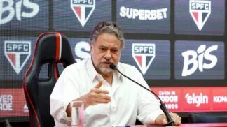 Júlio Casares, presidente do São Paulo, durante coletiva