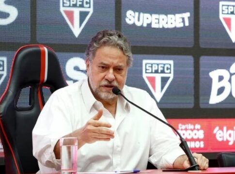 Júlio Casares, presidente do São Paulo, durante coletiva