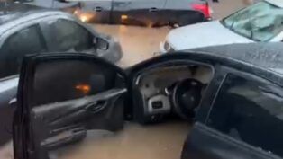 Carros submersos em via no bairro Vila das Belezas, zona sul de São Paulo