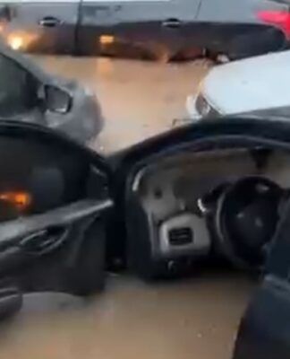 Carros submersos em via no bairro Vila das Belezas, zona sul de São Paulo