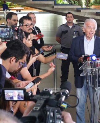 Fronteira do Brasil com a Venezuela está tranquila e aberta, diz Múcio