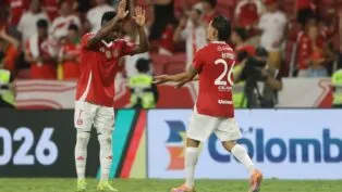 Jogadores do Inter celebram gol contra o Grêmio