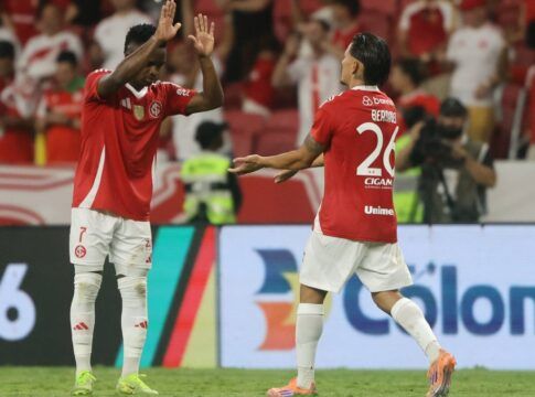 Jogadores do Inter celebram gol contra o Grêmio