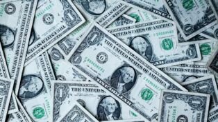 Diversas notas de dólar sobrepostas