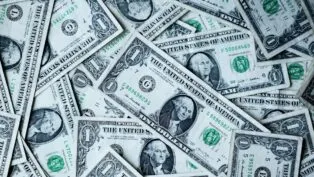 Diversas notas de dólar sobrepostas