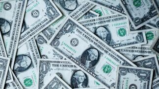 Diversas notas de dólar sobrepostas