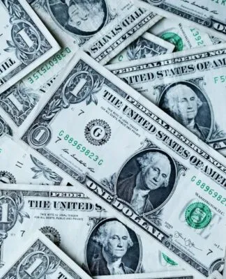 Diversas notas de dólar sobrepostas