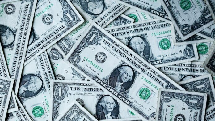 Diversas notas de dólar sobrepostas