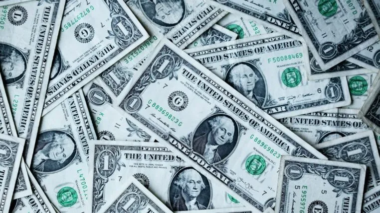 Diversas notas de dólar sobrepostas