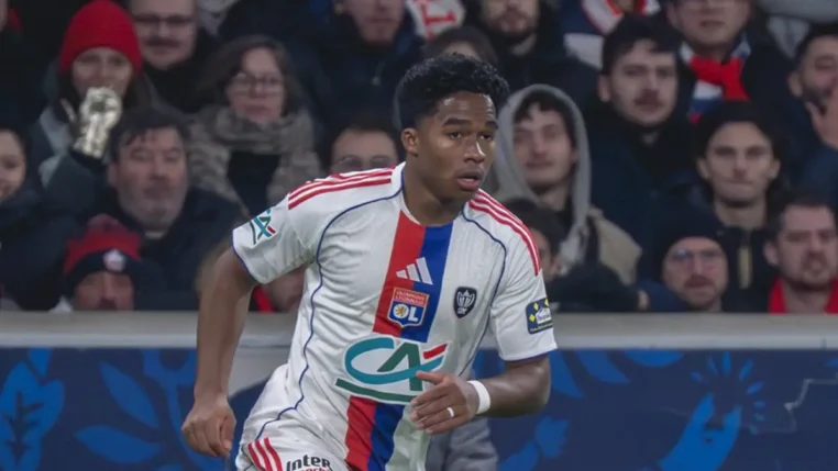 O atacante Endrick em ação pelo Lyon