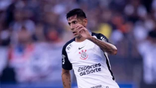 O lateral argentino Fabrizio Angileri