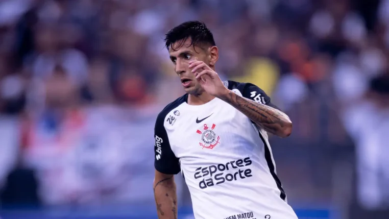 O lateral argentino Fabrizio Angileri