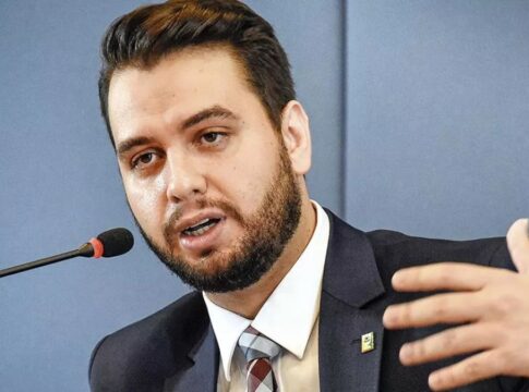 PF prende Filipe Martins por descumprir proibição de usar redes sociais