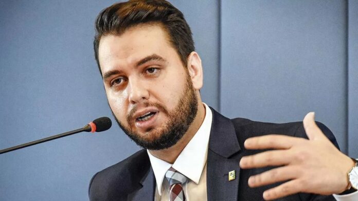 PF prende Filipe Martins por descumprir proibição de usar redes sociais