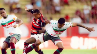 Jogadores de Flamengo e Portuguesa-RJ disputam lance em partida pelo Campeonato Carioca 2026