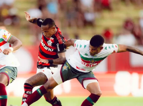Jogadores de Flamengo e Portuguesa-RJ disputam lance em partida pelo Campeonato Carioca 2026