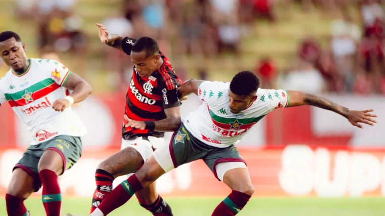 Jogadores de Flamengo e Portuguesa-RJ disputam lance em partida pelo Campeonato Carioca 2026