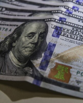 Dólar baixo e otimismo global fazem taxas do Tesouro Direto caírem na 1ª sessão do ano