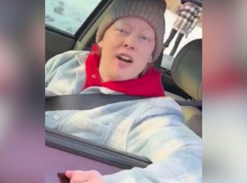 Mulher tentou acalmar agente dos EUA antes de ser morta: “Está tudo bem, cara”