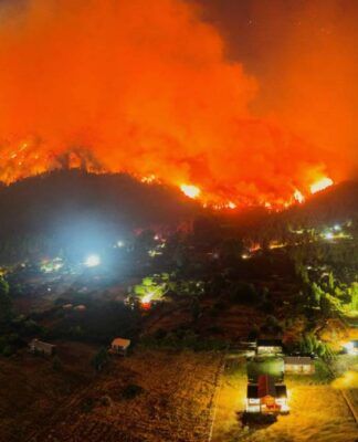 Imagem mostra um grande incêndio florestal na região da Patagônia, na Argentina
