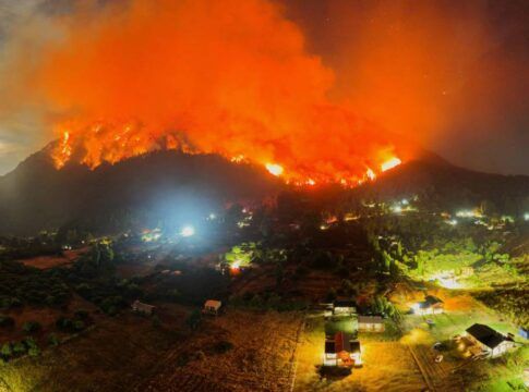 Imagem mostra um grande incêndio florestal na região da Patagônia, na Argentina