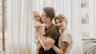 A influencer Isabel Veloso ao lado do marido, Lucas Borbas, e o filho do casal