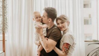 A influencer Isabel Veloso ao lado do marido, Lucas Borbas, e o filho do casal