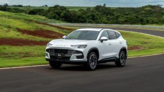 Carro branco em circuito