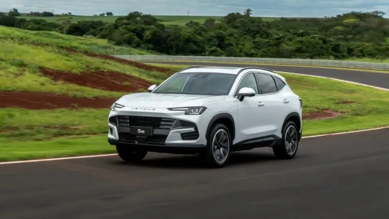 Carro branco em circuito