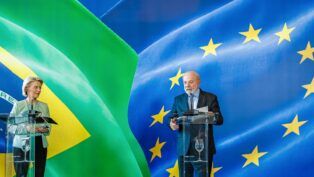 Ao lado de Ursula von der Leyen, presidente da Comissão Europeia, Lula discursa sobre o acordo Mercosul-UE