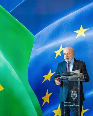 Ao lado de Ursula von der Leyen, presidente da Comissão Europeia, Lula discursa sobre o acordo Mercosul-UE