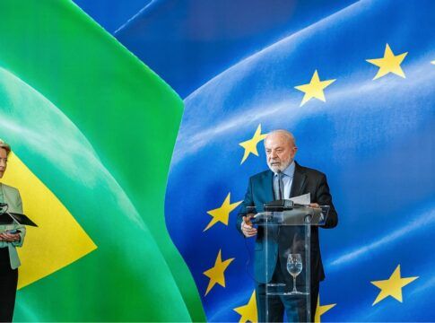 Ao lado de Ursula von der Leyen, presidente da Comissão Europeia, Lula discursa sobre o acordo Mercosul-UE