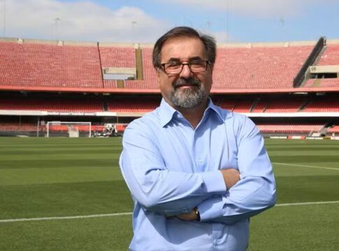 Marco Aurélio Cunha posa para foto no Morumbi vazio