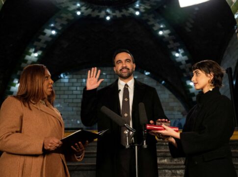 Mamdani toma posse como prefeito de Nova York em cerimônia inusitada