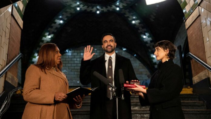 Mamdani toma posse como prefeito de Nova York em cerimônia inusitada