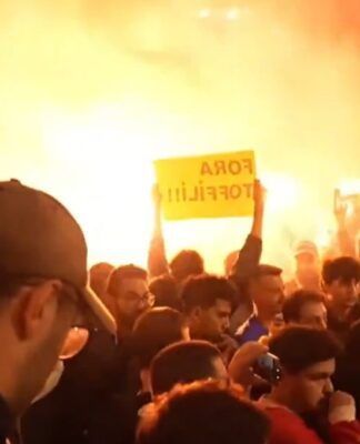 Manifestação do MBL em frente ao Banco Master