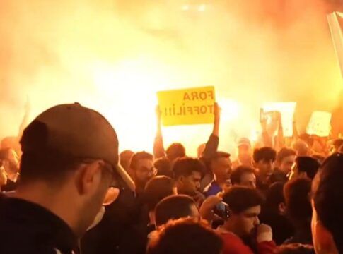 Manifestação do MBL em frente ao Banco Master