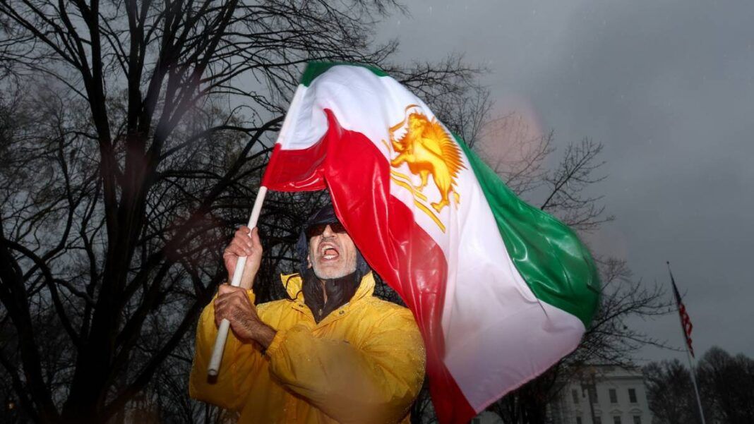 Manifestante com a bandeira do Irã