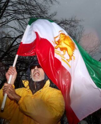 Manifestante com a bandeira do Irã