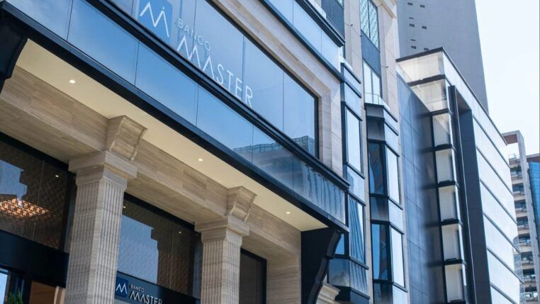 Fachada de uma agência do Banco Master